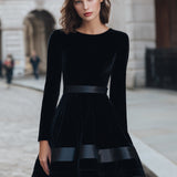 Czarna Sukienka Fit-and-Flare z Aksamitnymi Paskami
