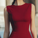 Elegancka sukienka o kroju tuby z pionowymi szwami