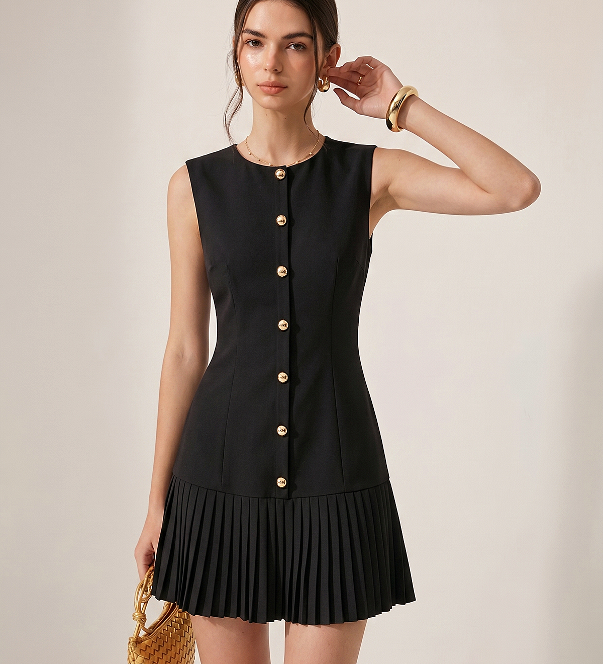 Sukienka mini bez rękawów z metalicznymi detalami, slim fit, plisowana