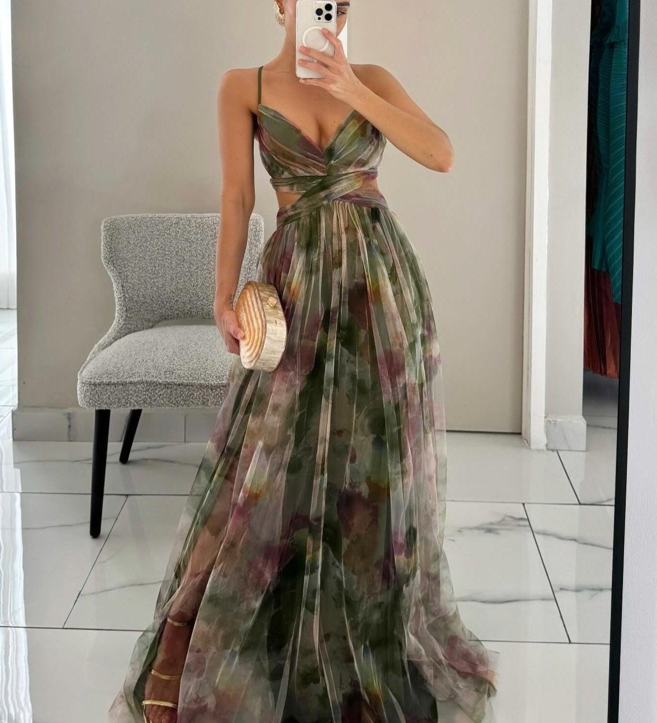 Elegancka Sukienka Maxi w Kwiatowy Wzór z Dekoltem w Serek