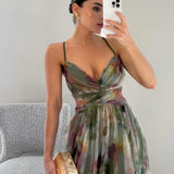 Elegancka Sukienka Maxi w Kwiatowy Wzór z Dekoltem w Serek
