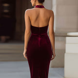 Sukienka midi bodycon z aksamitu w kolorze bogatej burgundowej